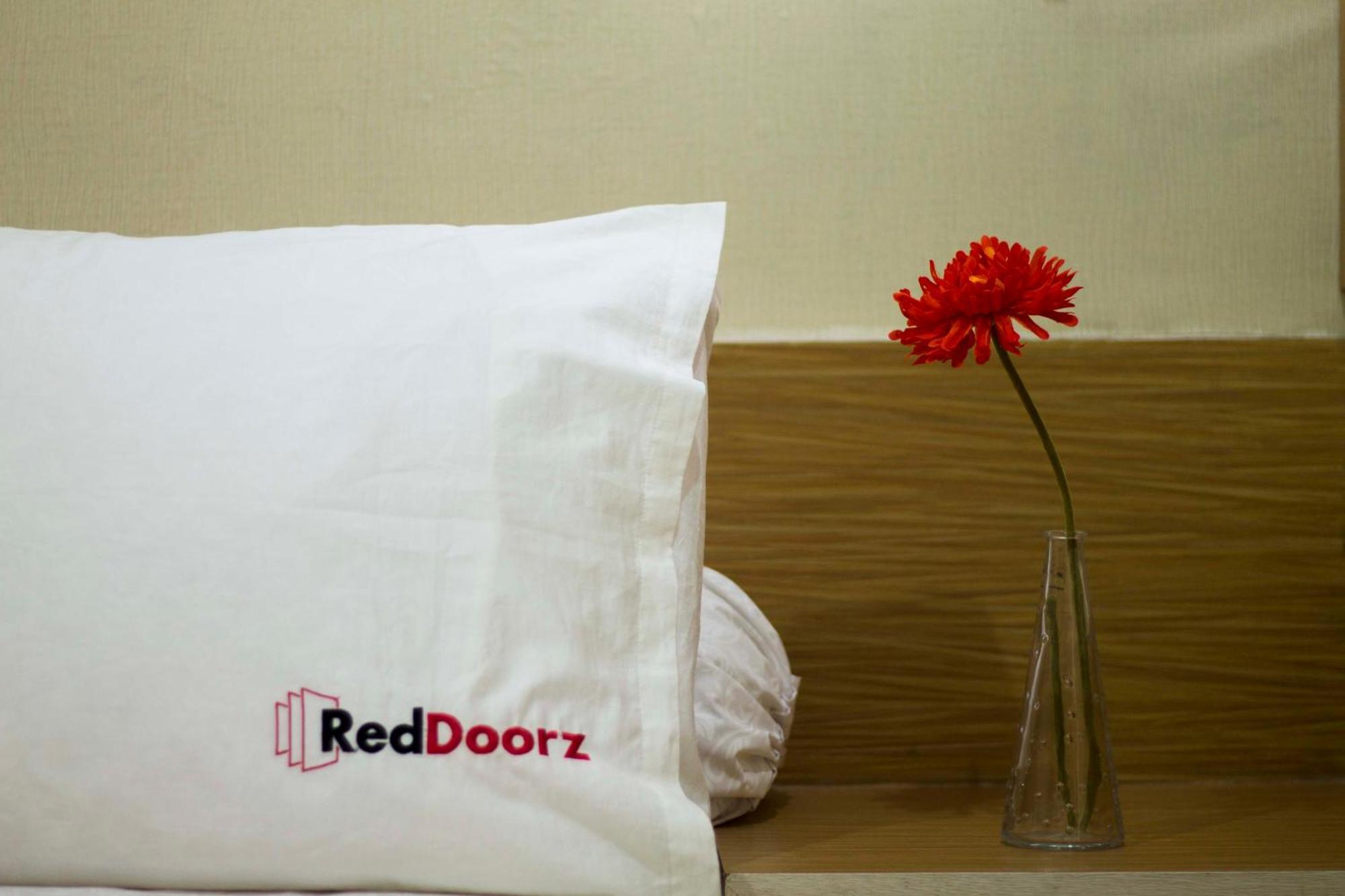 Reddoorz Near Balai Kota Surabaya Hotel Buitenkant foto